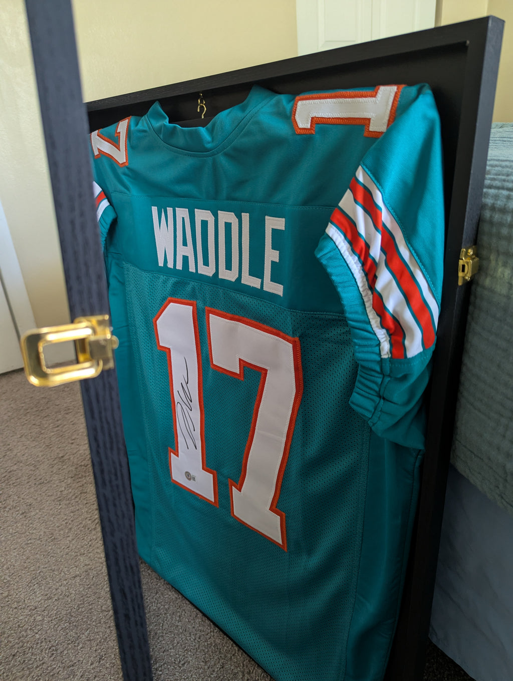 Framed Signed Jaylen Waddle Custom Jersey (Beckett)